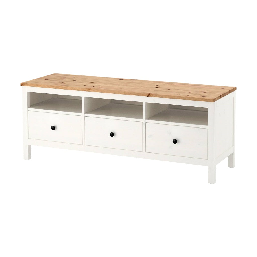 Mueble de TV de madera con cajones y estantes abiertos.