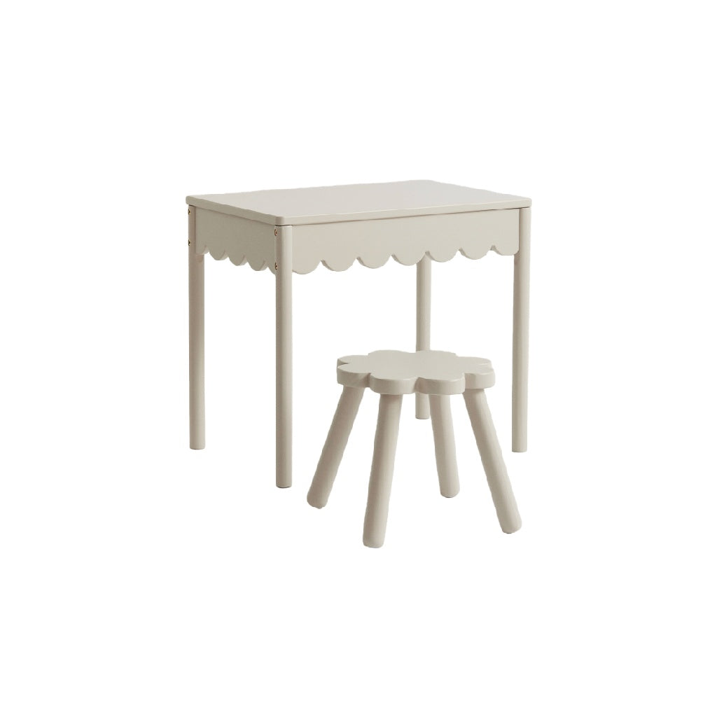 Escritorio de oficina moderno con estructura metálica.